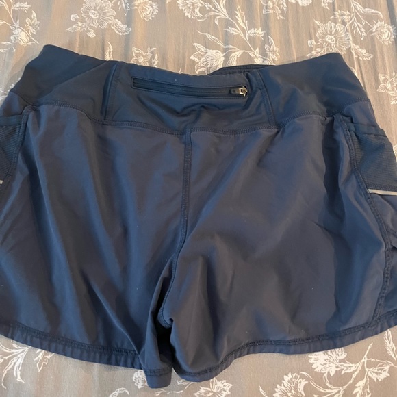 Women’s athleta shorts - Picture 2 of 3